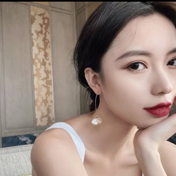 Fashion Faux Pearl Earrings - Picture 4 of 4